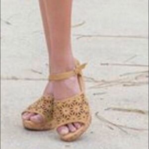 Via Veneto Size 8 Beige Wedges